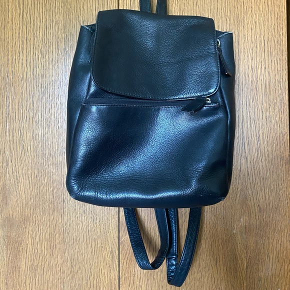 HOBO Handbags - HOBO leather backpack purse